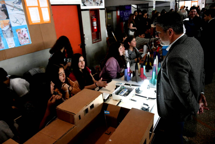 Autoridades recorren stands en ExpoTécnica