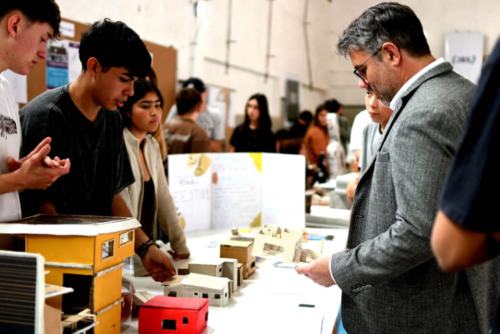 Lisandro Hourcade con estudiantes en ExpoTécnica