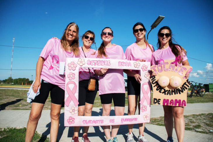 Participantes de la correcaminata Octubre Rosa en Magdalena
