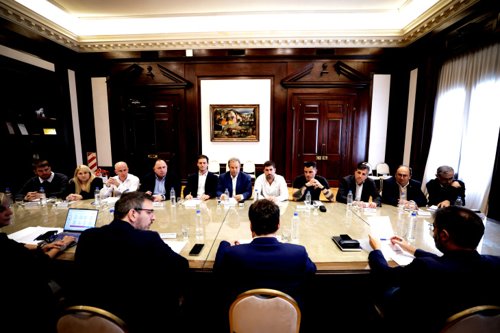 Funcionarios firmando convenio