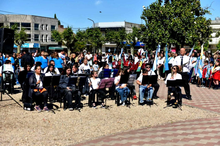 Desfile cívico en 25 de Mayo