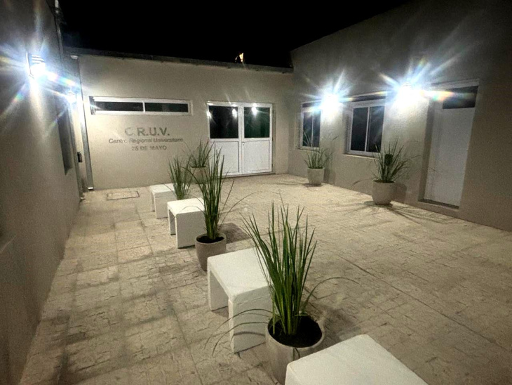 Edificio del Centro Universitario en 25 de Mayo