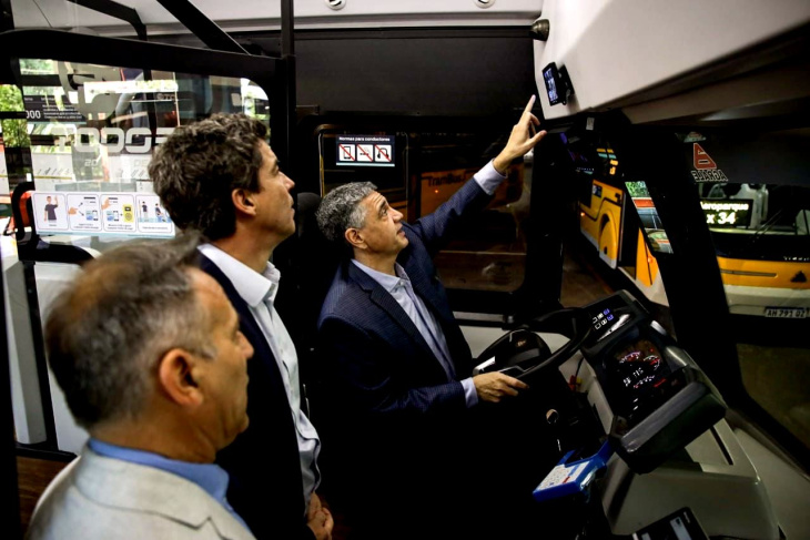 Trambus eléctrico circulando por CABA