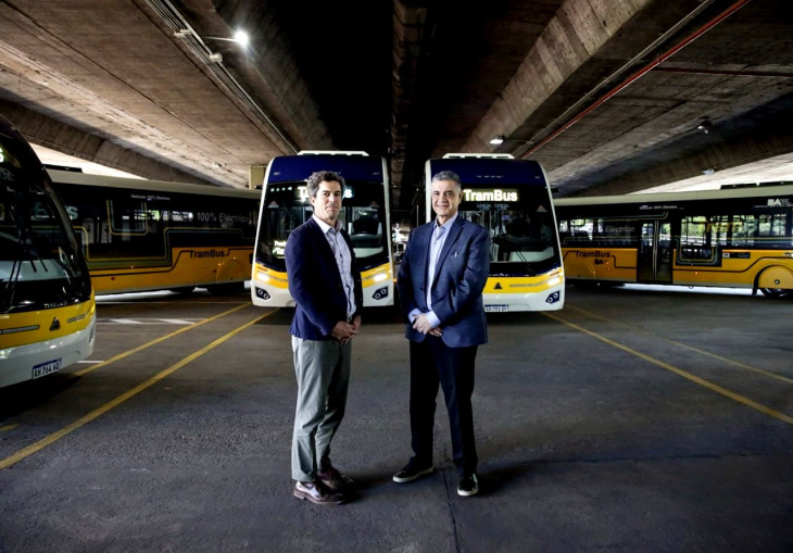 Interior de un trambus con pantallas y accesibilidad