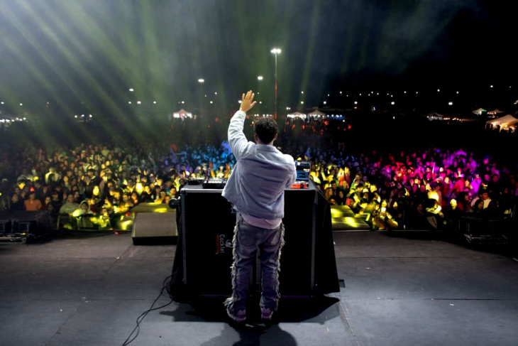 Desfile cultural en la plaza San Martín