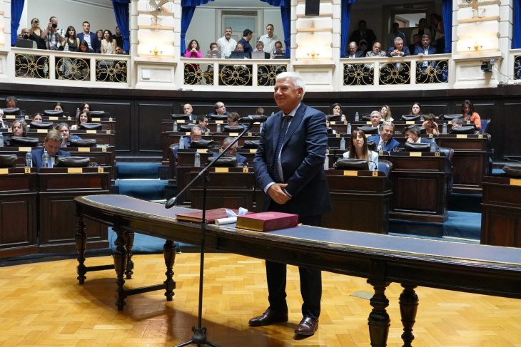 Diputado Alejandro Dichiara jurando