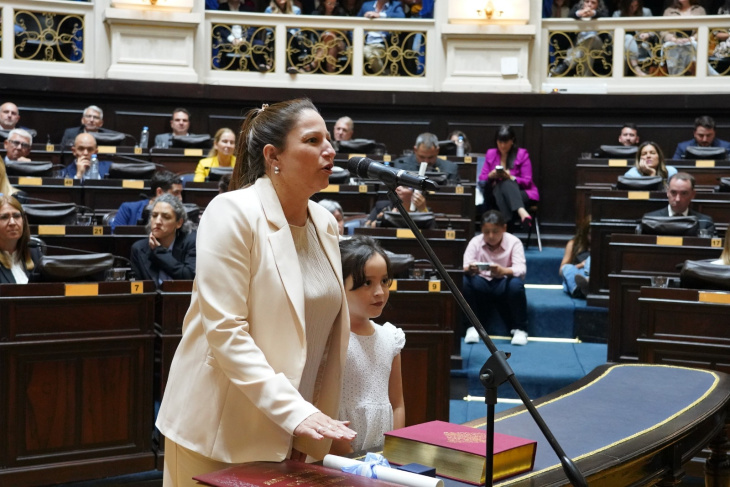 Diputada Analía Corvino jurando