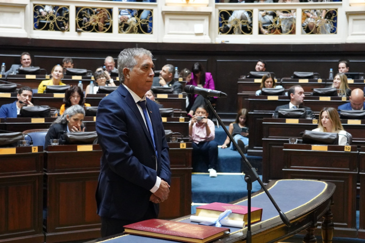 Diputado José Galván jurando