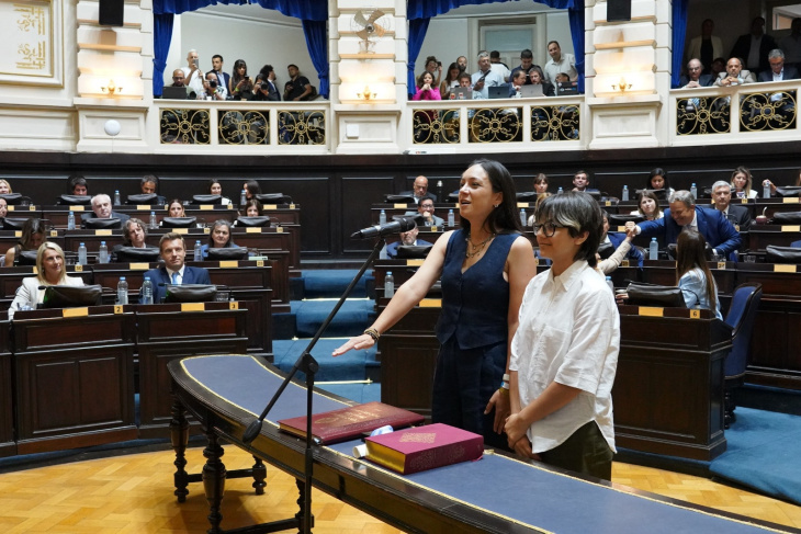 Diputada Ayelén Rasquetti jurando