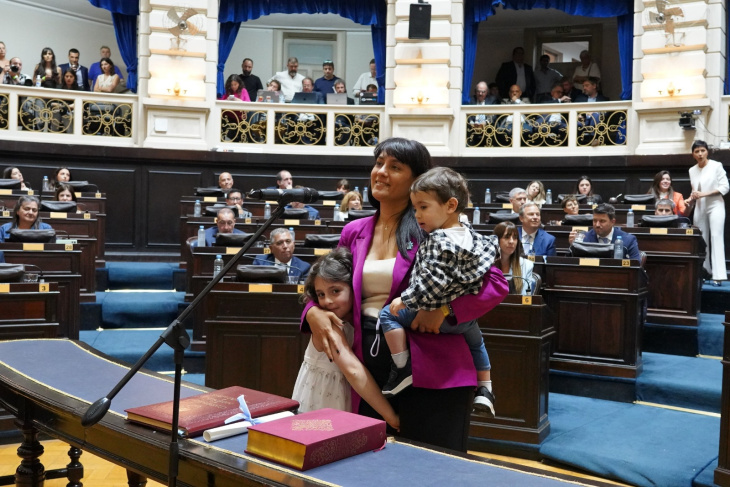 Diputada Sofia Vaneli jurando