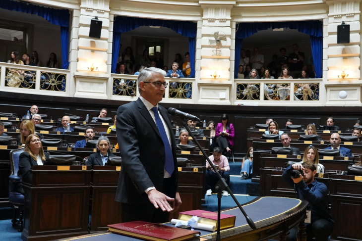 Diputado Carlos Puglelli jurando