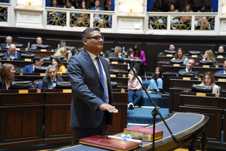 Diputado Alberto Ontiveros jurando