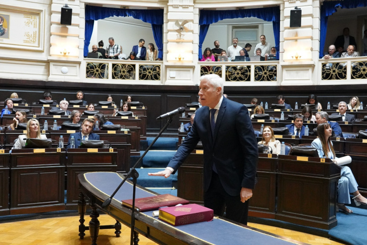 Diputado Gustavo Coria jurando