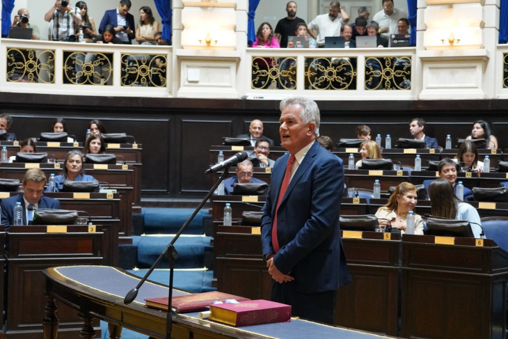 Diputado Héctor Gay jurando