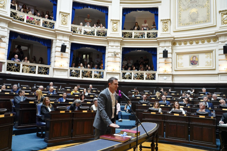 Diputado Roberto Vázquez jurando