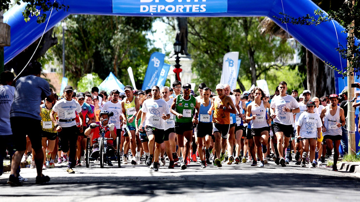 Participantes de la Carrera por Todos en Plaza Brown