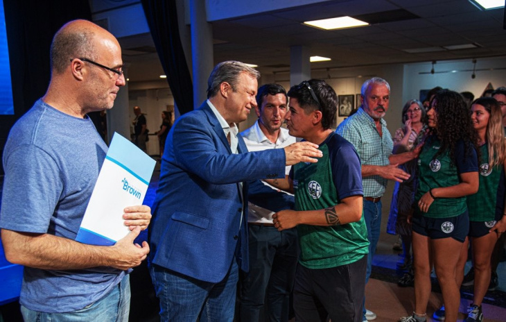 Entrega de certificados en Almirante Brown