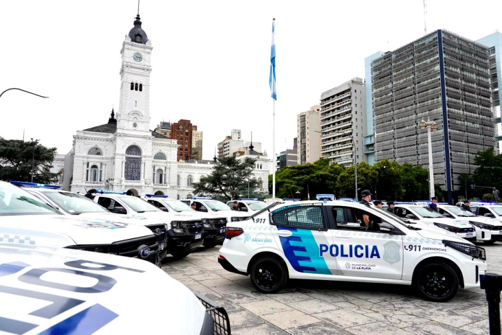 Autoridades durante la entrega de vehículos