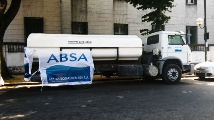 Camión cisterna repartiendo agua en Médanos
