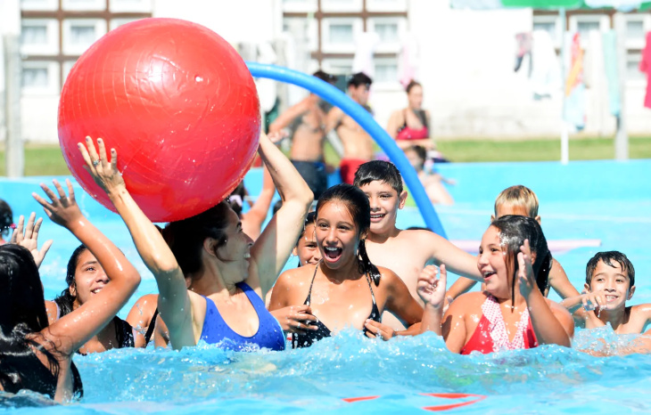 Niños disfrutando en la colonia de vacaciones