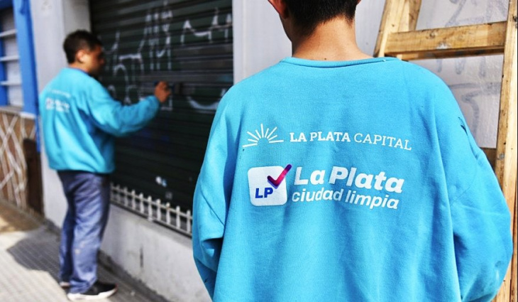 Trabajadores limpian luminarias en Avenida 520