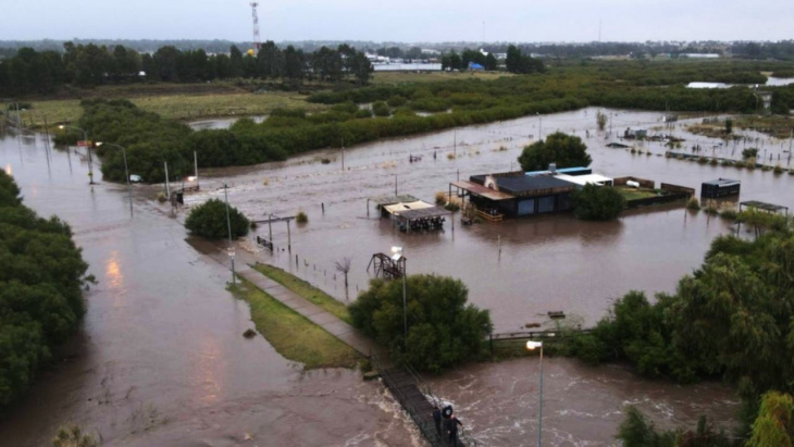 Camino rural afectado por inundaciones