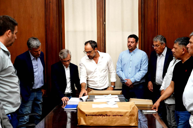 Apertura de sobres licitación transporte en La Plata