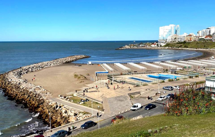 Playa de Mar del Plata con turistas