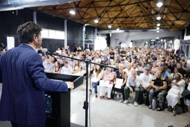 Kicillof y funcionarios en Avellaneda