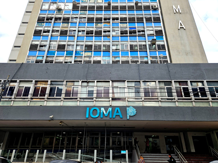 Afiliados de IOMA protestando en Mar del Plata