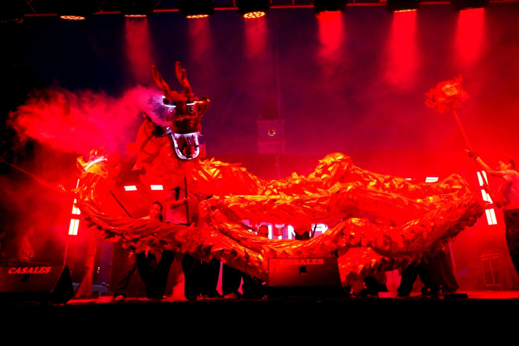 Participantes celebrando el Año Nuevo Chino