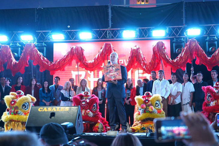 Desfile y danzas tradicionales chinas