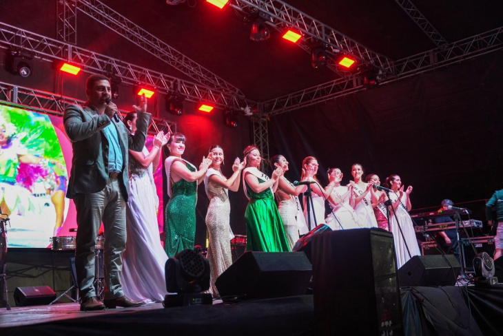 Reinas y embajadoras presentes en la Fiesta Provincial