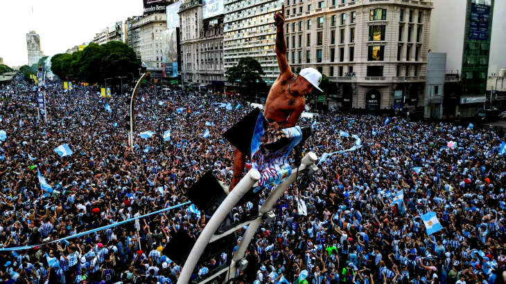 Grupo de personas en estadio de fútbol