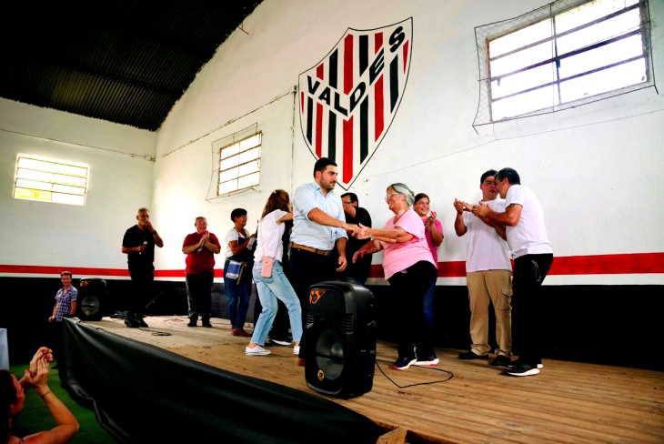 Vecinos en el festejo de Valdés