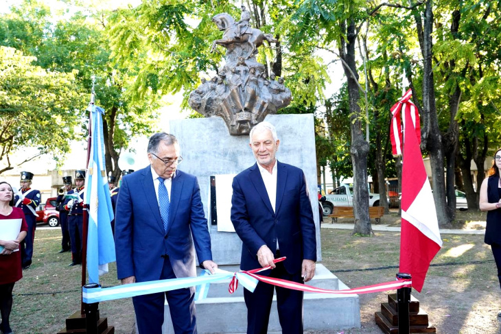 Monumento a San Martín en plaza República del Perú
