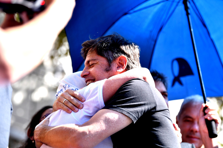 Axel Kicillof marchando en Plaza de Mayo