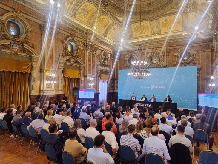 Reunión de Axel Kicillof con intendentes bonaerenses en el Salón Dorado